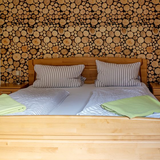 Das Doppelbett in einem der zwei Schlafzimmer der Ferienwohnung Frühlingsduft auf dem Schätzlehof in Winden im Elztal.