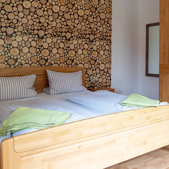 Das zweite Schlafzimmer der Ferienwohnung Frühlingsduft hat wiederum ein großes Doppelbett und einen großen Schrank.