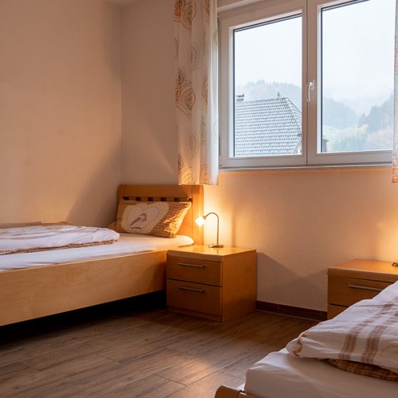 Ein Schlafzimmer der Ferienwohnung Heuboden auf dem Schätzlehof ist ausgestattet mit zwei Einzelbetten.