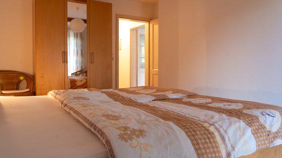 Das zweite Schlafzimmer der Ferienwohnung Heuboden hat ein großes Doppelbett.