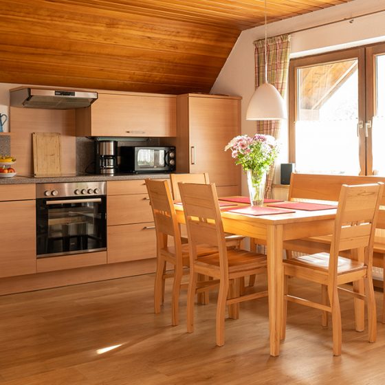 Der Küchenbereich der Ferienwohnung Tannengrün ist bestens ausgetattet und lässt an Gerätschaften nichts vermissen.