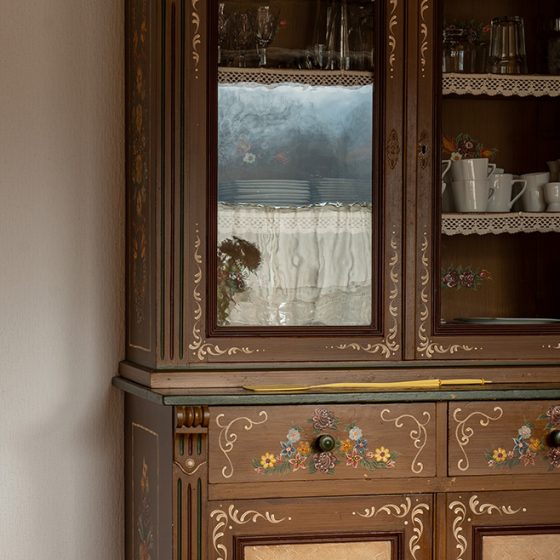 In der Ferienwohnung Tannengrün auf dem Schätzlehof steht im Küchenbereich ein original Bauernschrank aus alten Zeiten.