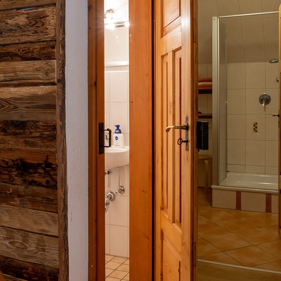 Die Ferienwohnung Tannengrün auf dem Schätzlehof in Winden im Elztal verfügt über ein Bad und separater Toilette.