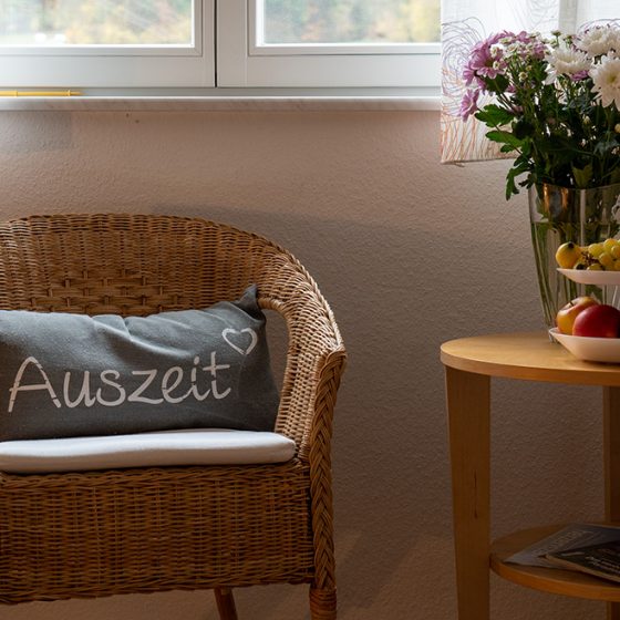 Kissen mit dem Aufdruck Auszeit im Gästezimmer Hörnlebergblick auf dem Schätzlehof in Winden im Elztal.